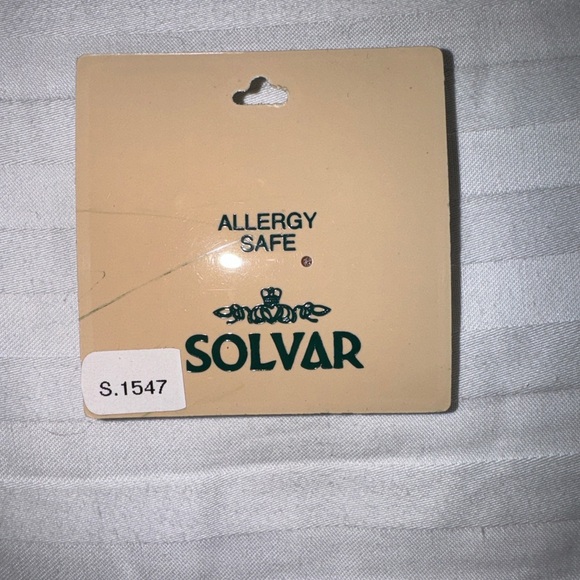 Solvar 18kt Gold Plated Green Clear Rhinestone Claddagh Brooch - Picture 2 of 2